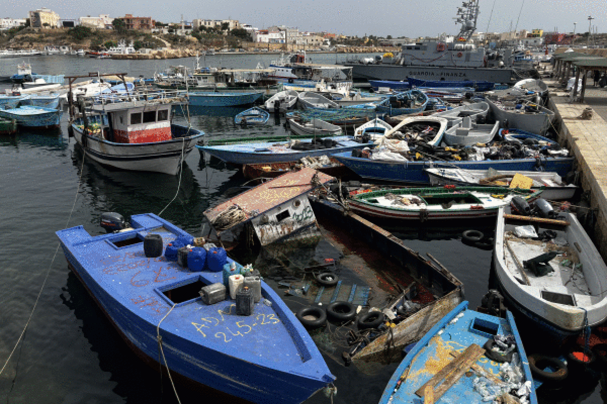 Ehunka migratzailek erabilitako hamarnaka ontzi, Lampedusan (Italia), joan den astean. GONZALO SANCHEZ / EFE