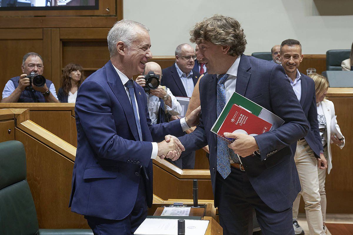 Iñigo Urkullu eta Eneko Andueza elkar agurtzen, politika orokorreko eztabaidaren egunean. ADRIAN RUZ DE HIERRO / EFE
