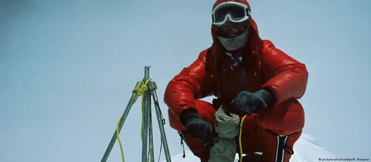 Reinhold Messner Everest tontorrean, 1978ko maiatzaren 8an, Peter Habelerrekin batera oxigenorik gabeko lehen igoera egin ondoren. R. MESSNER