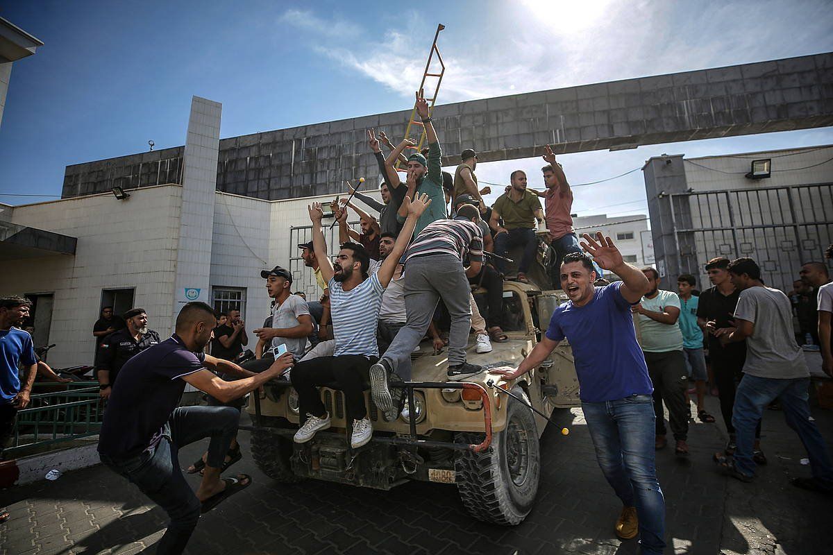 Palestinar batzuk, Gazan, Israelen auto baten gainean. HAITHAM IMAD / EFE