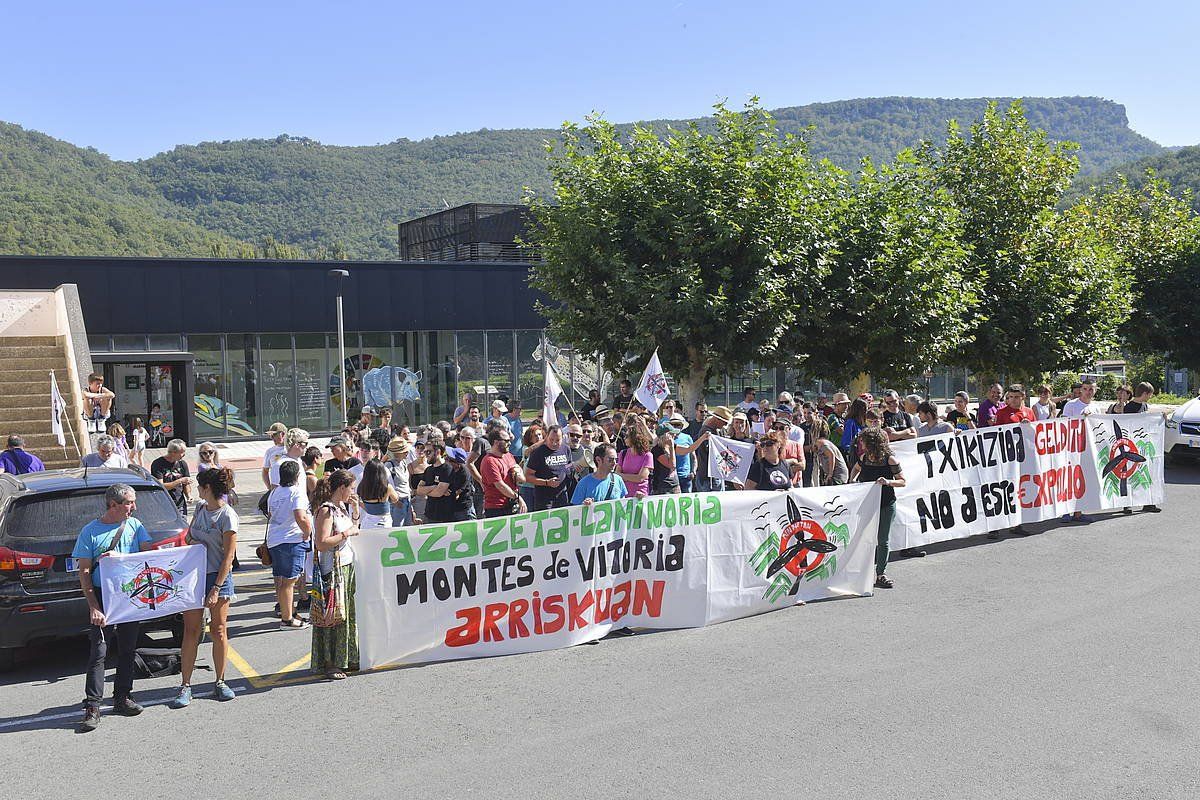 Azazetako parke eolikoaren proiektua gelditzeko eskatu dute dozenaka lagunek Maeztun (Araba). IDOIA ZABALETA, FOKU