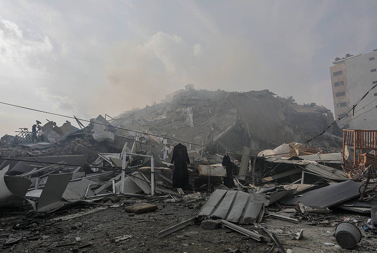Eraikinak bonbardaketen ondorioz suntsituta, gaur, Gazan. MOHAMMED SABER / EFE