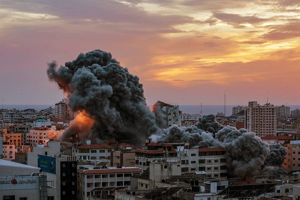 Israel etengabe ari da Gaza bonbardatzen larunbatetik. MOHAMMED SABER / EFE