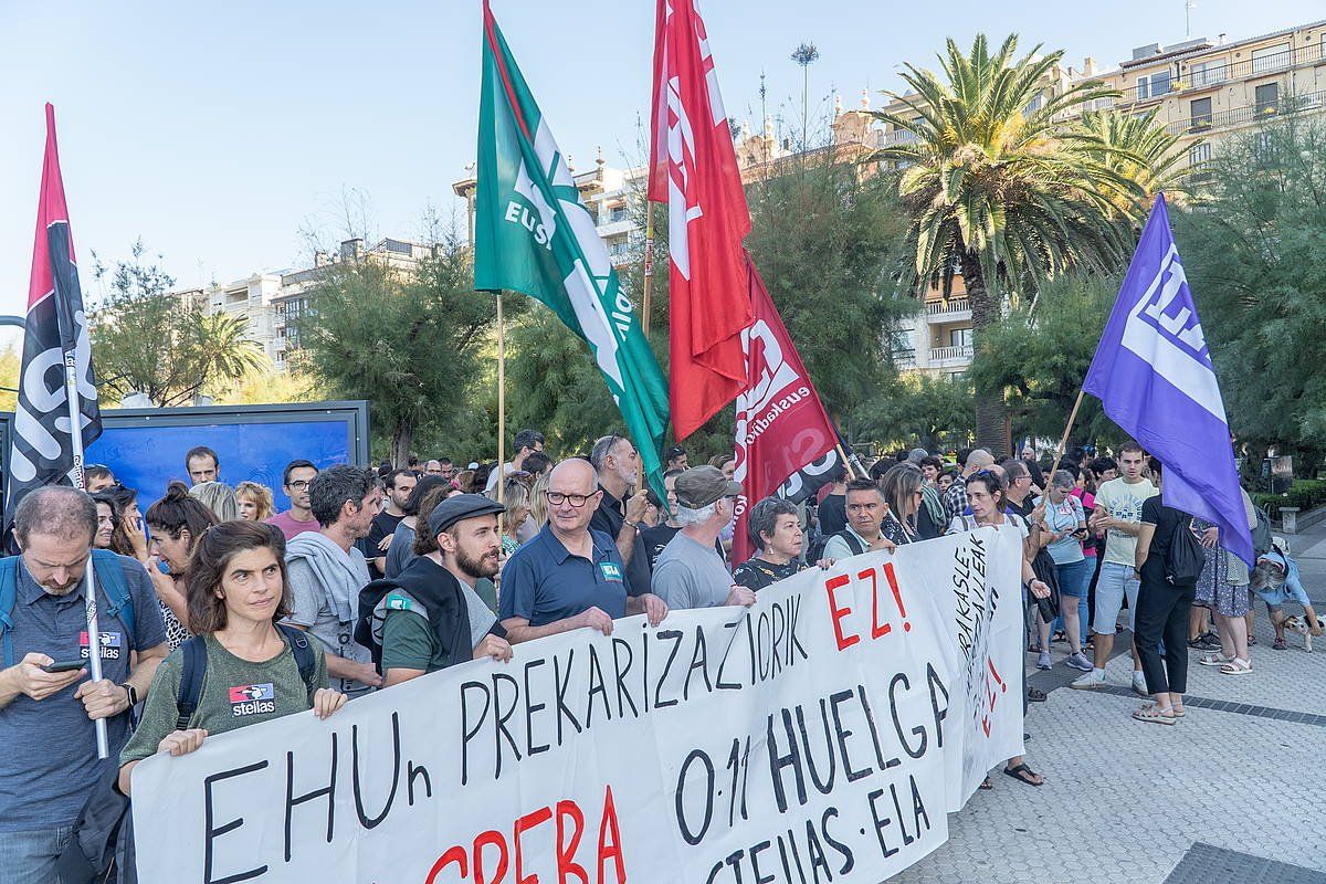 Sindikatuek deituta Donostian egin duten elkarretaratzea, gaur. ANDONI CANELLADA / FOKU