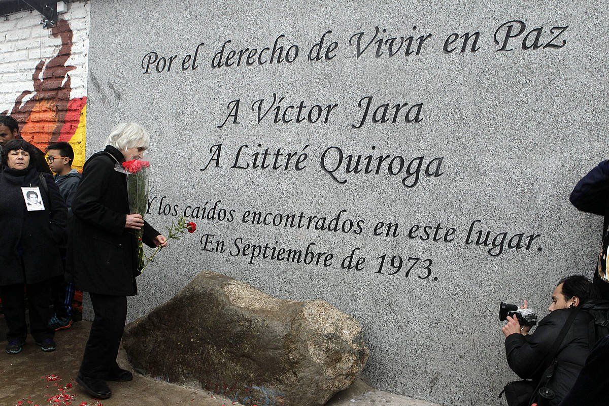 Joan Jara, Victor Jararen alarguna, abeslariaren omenezko ekitaldi batean, artxiboko argazkia batean. SEBASTIAN SILVA, EFE