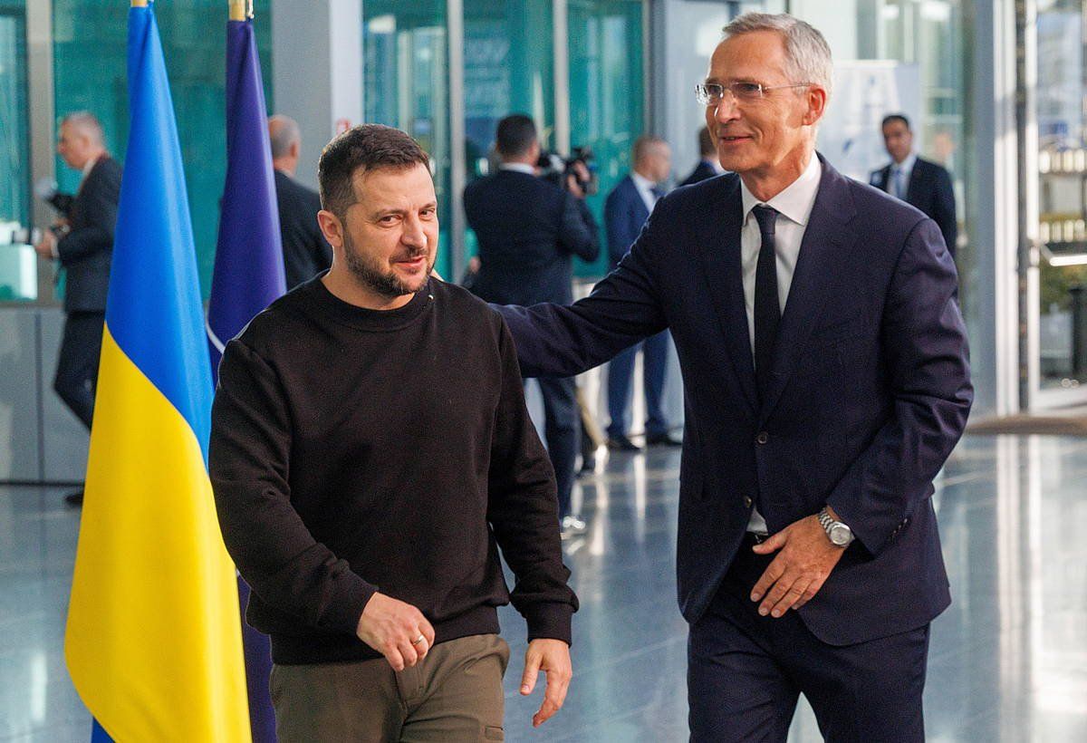 Volodimir Zelenski Ukrainako presidentea eta Jens Stoltenberg NATOko idazkari nagusia, gaur, Bruselan, Defentsa ministroen bilkuraren aurretik. OLIVIER MATTHYS / EFE