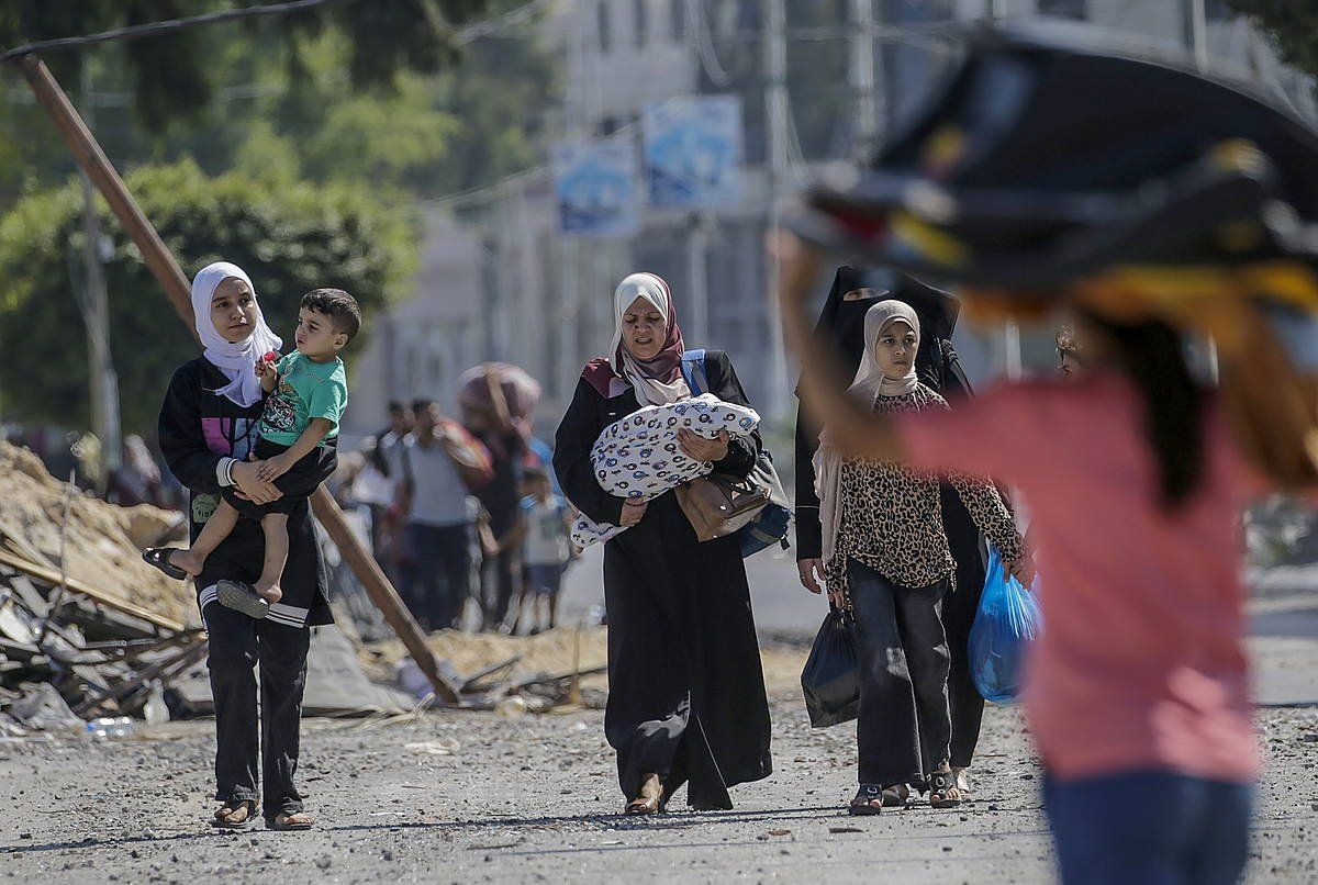 Emakumeak eta haurrak, atzo, Gaza iparraldetik ateratzen. MOHAMMED SABER / EFE