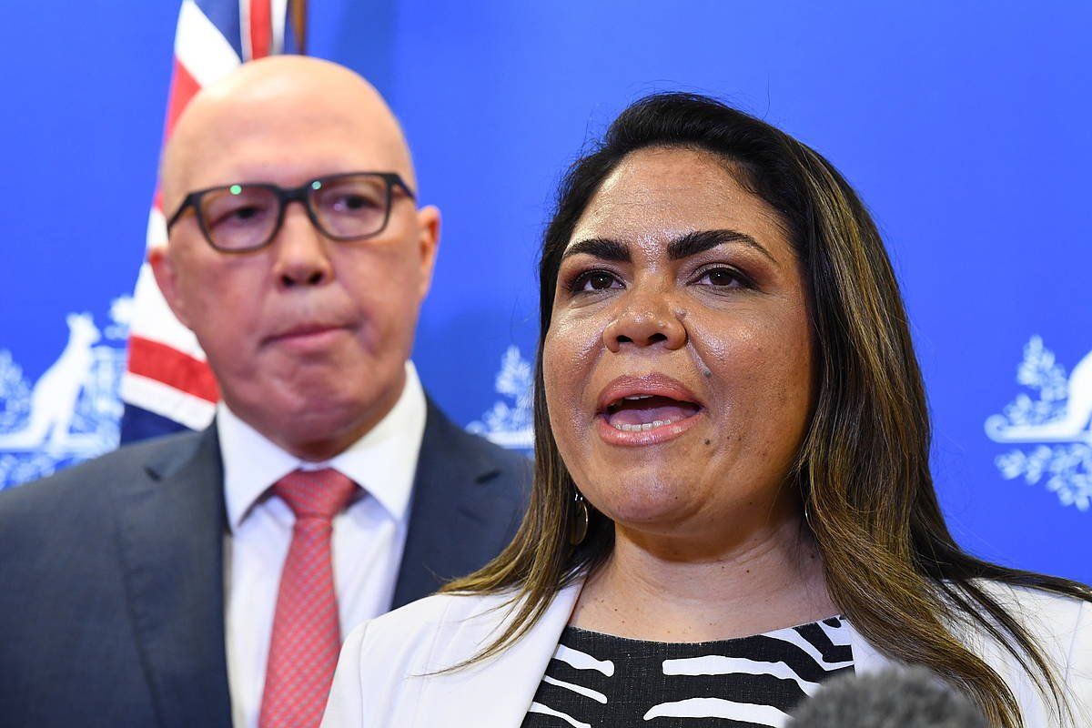 Australiako oposizioburu Peter Dutton eta bere alderdiko aborigenenetarako aferen senatore Jacinta Price, gaur, erreferendumaren emaitzak baloratzen. JONO SEARLE / EPA / EFE