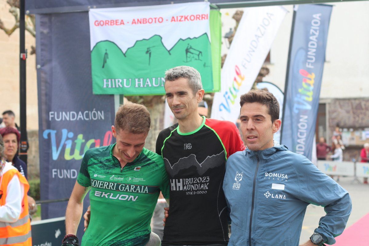 Ezker eskuin, Carlos Jimenez (hirugarrena), Julen Martinez de Estibariz irabazlea eta Alvaro Ramos (bigarrena). HIRU HAUNDIAK