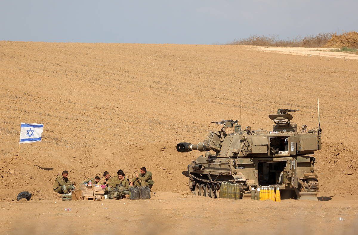 Israelgo militar talde bat Gazako mugan, gaur. ABIR SULTAN / EFE