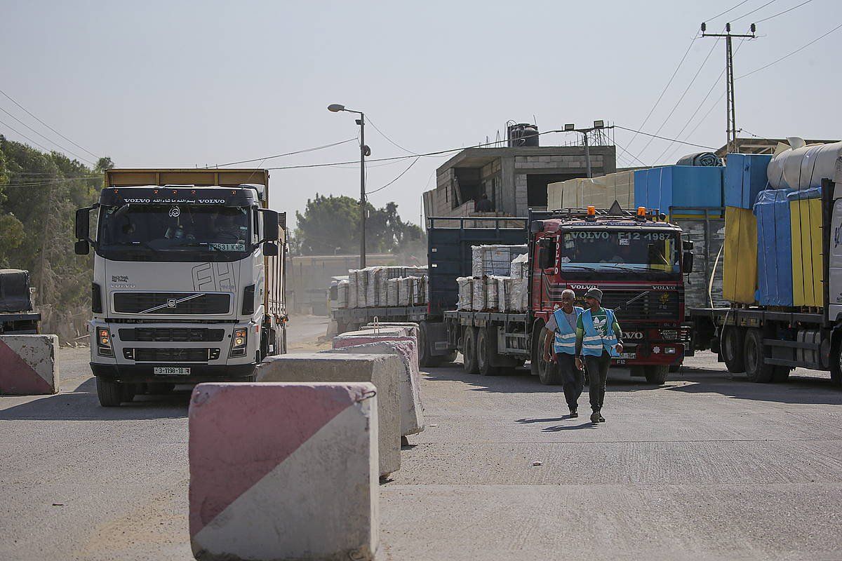 Palestinako kamioiak, Rafako Kerem Shalomeko pasabidean. MOHAMMED SABER / EFE / EPA