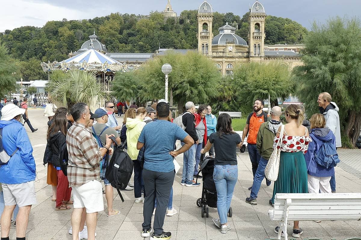 Turismo sasoi indartsuak jarduera ekonomikoa bultzatu du udan. MAIALEN ANDRES / FOKU