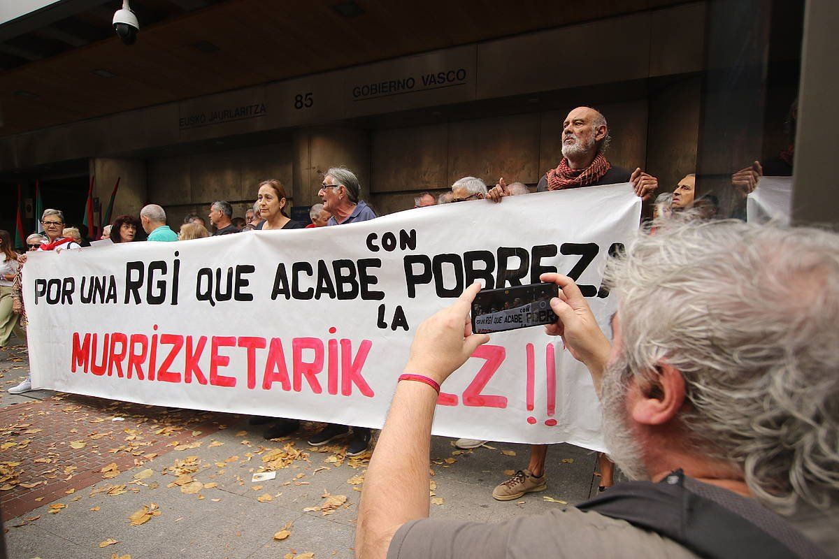 Pobrezia desagerrarazteko nazioarteko egunean hainbat eragilek deitutako protesta gaur, Bilbon. OSKAR MATXIN EDESA / FOKU