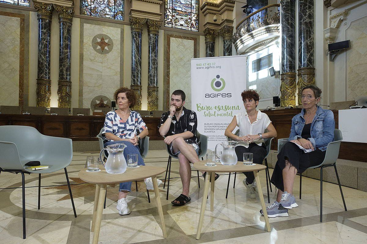 Nekane Azuabarrena, Mikel Sarmiento, Eider Zuaitz Iztueta eta Jaione Mujika Agifesek Donostian egindako solasaldian. JON URBE / FOKU