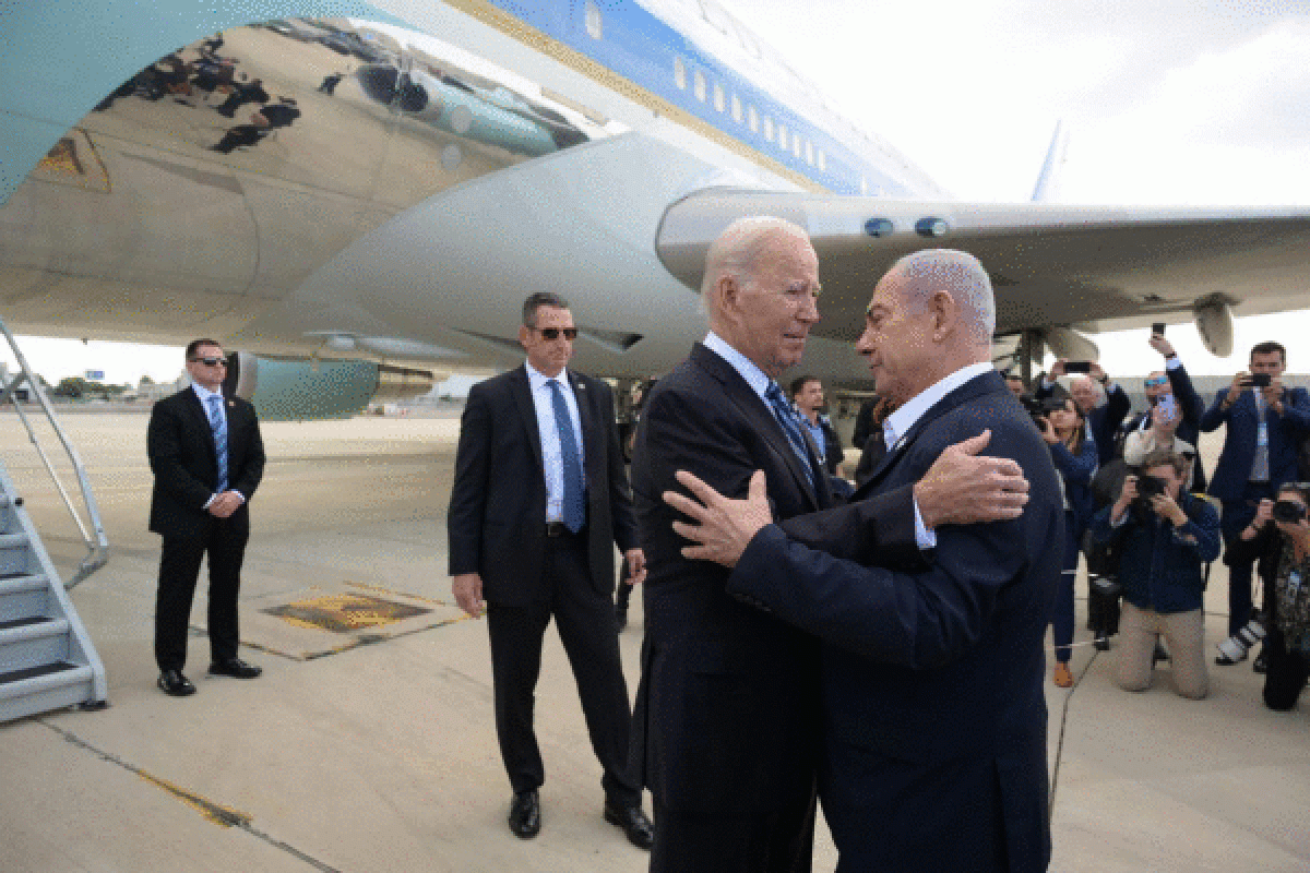 Biden eta Netanyahu elkar agurtzen, gaur goizean, Bidenek Tel Aviven lur hartu berri. AVI OHION / EFE