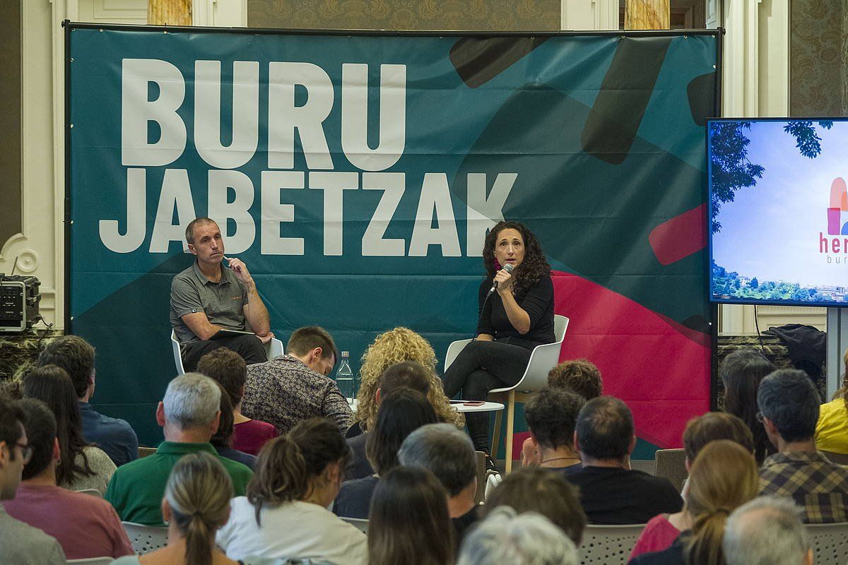 Itsaso Lazkano hizlari gaur Burujabetzak jardunaldietan. Alboan, Haritz Alberdi Udalbiltzako lehendakaria. JON URBE / FOKU