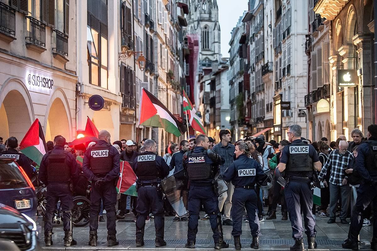 Debekuaren gainetik, Palestinaren aldeko protesta egin dute Baionan. PATXI BELTZAIZ