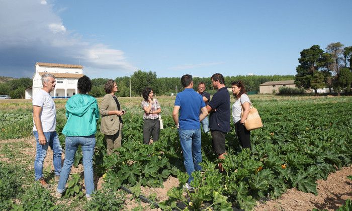 INTIA sozietate publikoko, Nafarroako Nekazaritza Produkzio Ekologikoaren Kontseiluko eta Nafarroako Gobernuko Landa Garapeneko eta Ingurumeneko Departamentuko arduradunak, Sartagudako lursailean. NAFARROAKO GOBERNUA