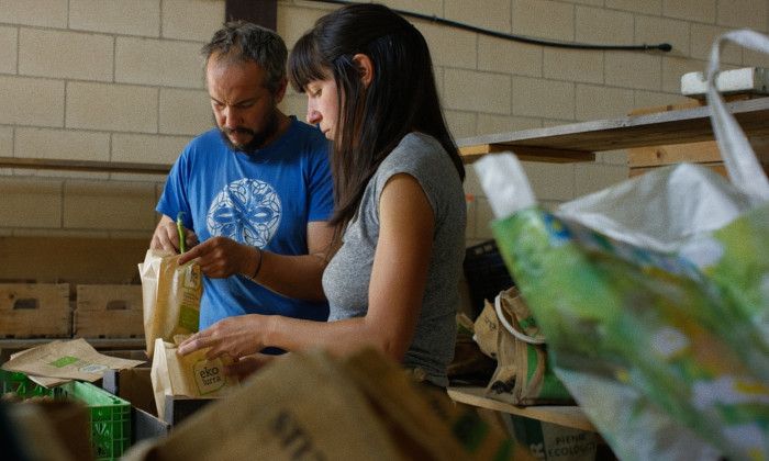 Zure platerean hasten da mundua dokumentaleko irudi bat. ON PRODUKZIOAK