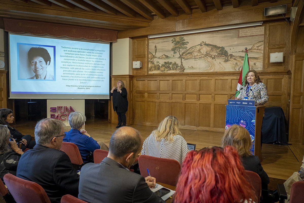 Maria Angeles Salle doktorea berdintasunari eta zientziari buruzko biltzarrean, Donostian. GORKA RUBIO / FOKU