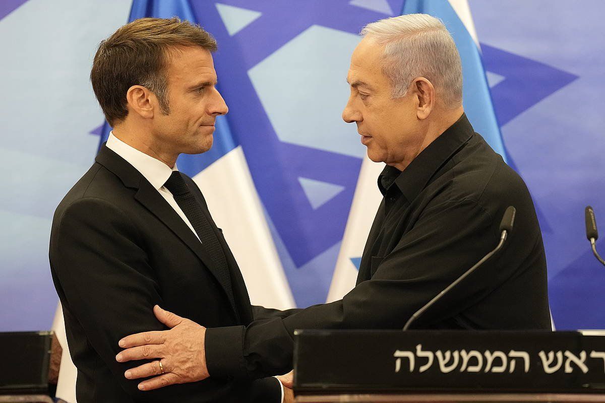 Emmanuel Macron Frantziako presidentea eta Benjamin Netanyahu Israelgo lehen ministroa, gaurko agerraldiaren aurretik. CHRISTOPHE ENA / EFE