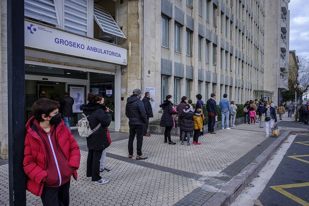 Donostiako Groseko anbulategiko ilara, artxiboko irudi batean. JON URBE / FOKU