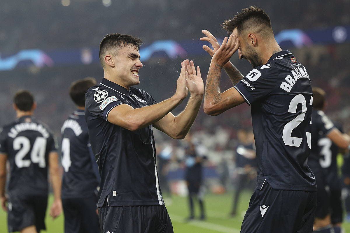 Ander Barrenetxea eta Brais Mendez, galiziarraren gola ospatzen. TIAGO PETINGA / EFE