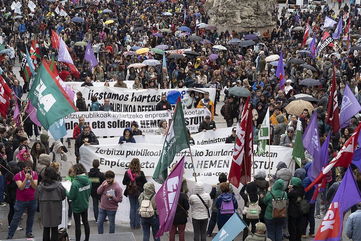 Gasteizko manifestazioa, eguerdian. RAUL BOGAJO, FOKU