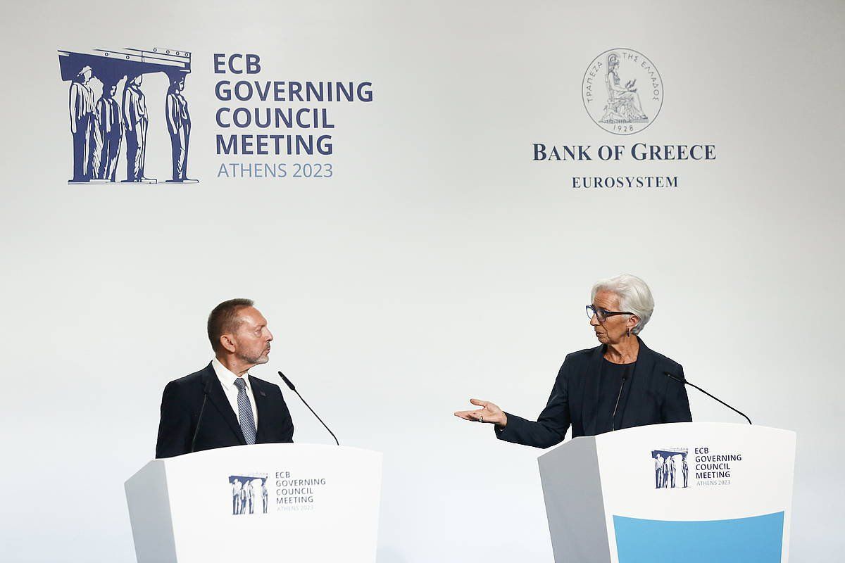 Giannis Sturnaras Greziako Bankuko gobernadorea eta Christine Lagarde EBZko presidentea, Atenasen. GIANNIS KOLESIDIS / EFE