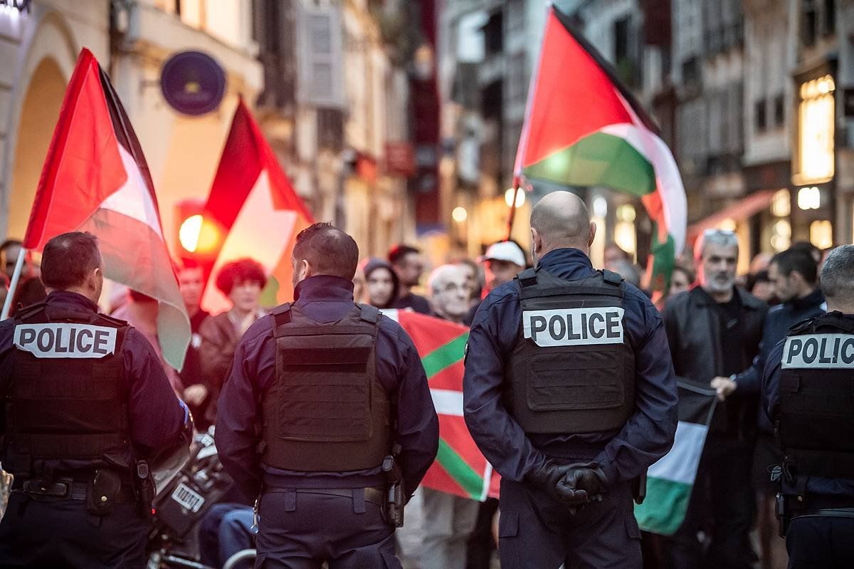 Frantziako Poliziak oztopatu zuen joan den ostegunean Ipar Euskal Herriko Kontseilu Sozialistak deitutako protesta. PATXI BELTZAIZ