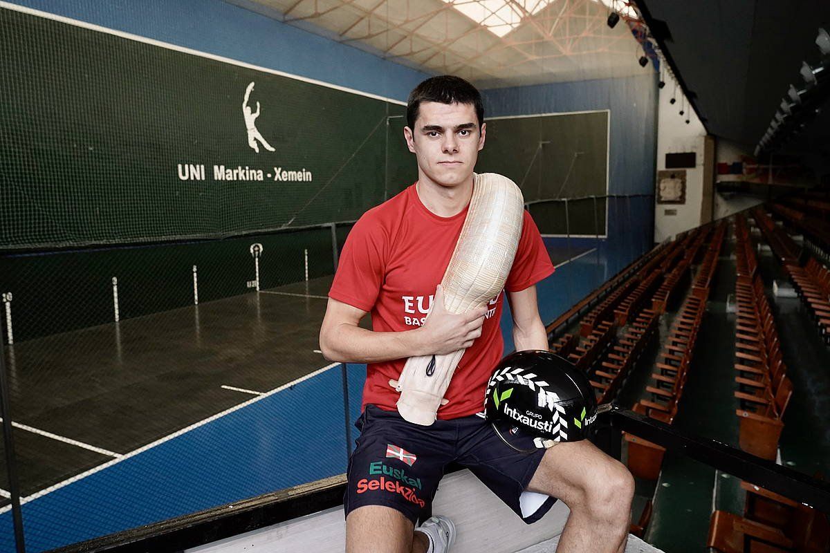 Alex Goitia, aste honetan, Markina-Xemeingo pilotalekuko harmailan, entrenamendua hasi aurretik. MARISOL RAMIREZ / FOKU