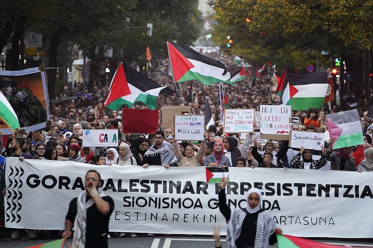 Palestinaren aldeko manifestariak, gaur, Bilboko kaleetan. ARITZ LOIOLA / FOKU