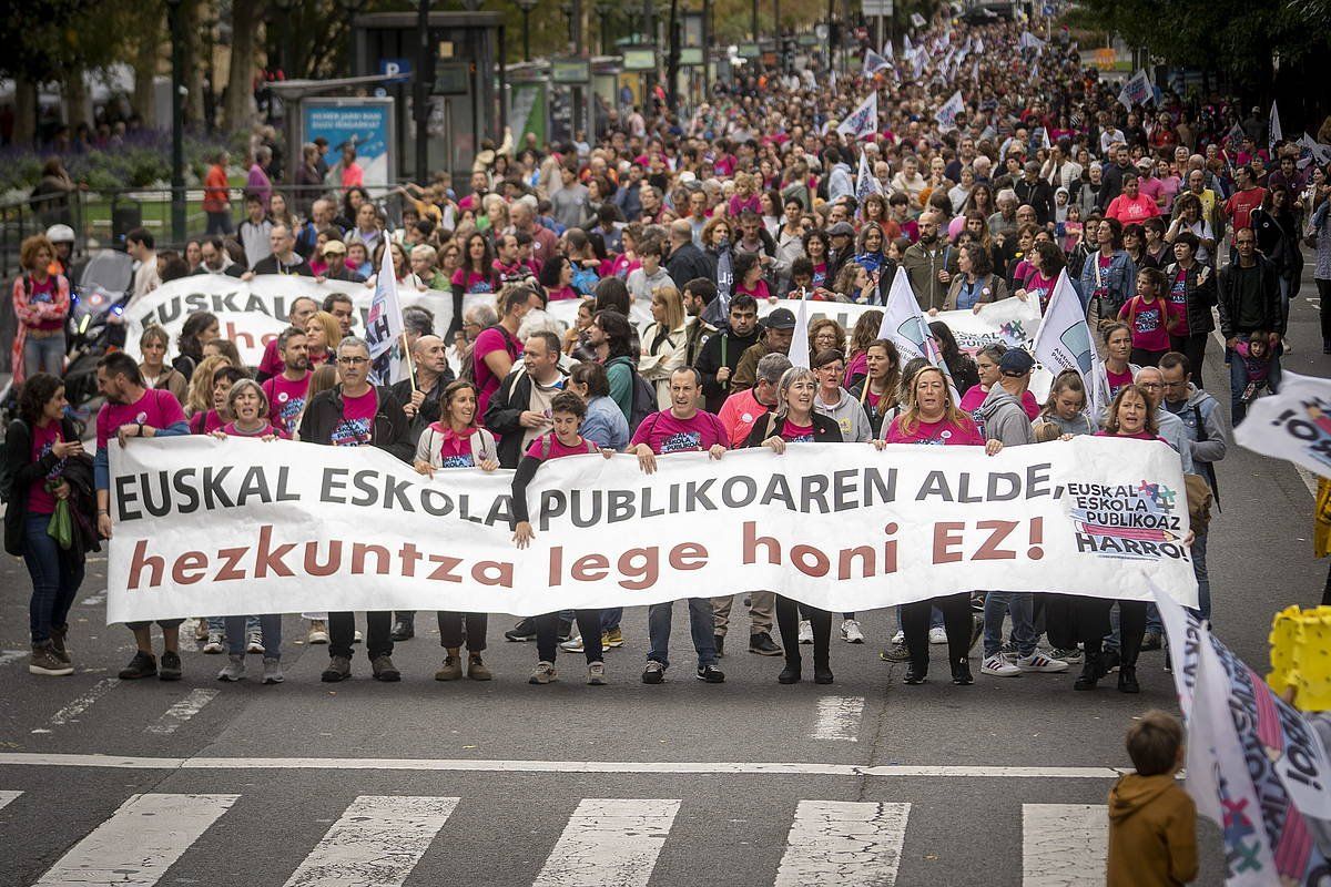 Euskal Eskola Publikoaz Harro plataformak deitutako manifestazioa, gaur, Donostian. FOKU