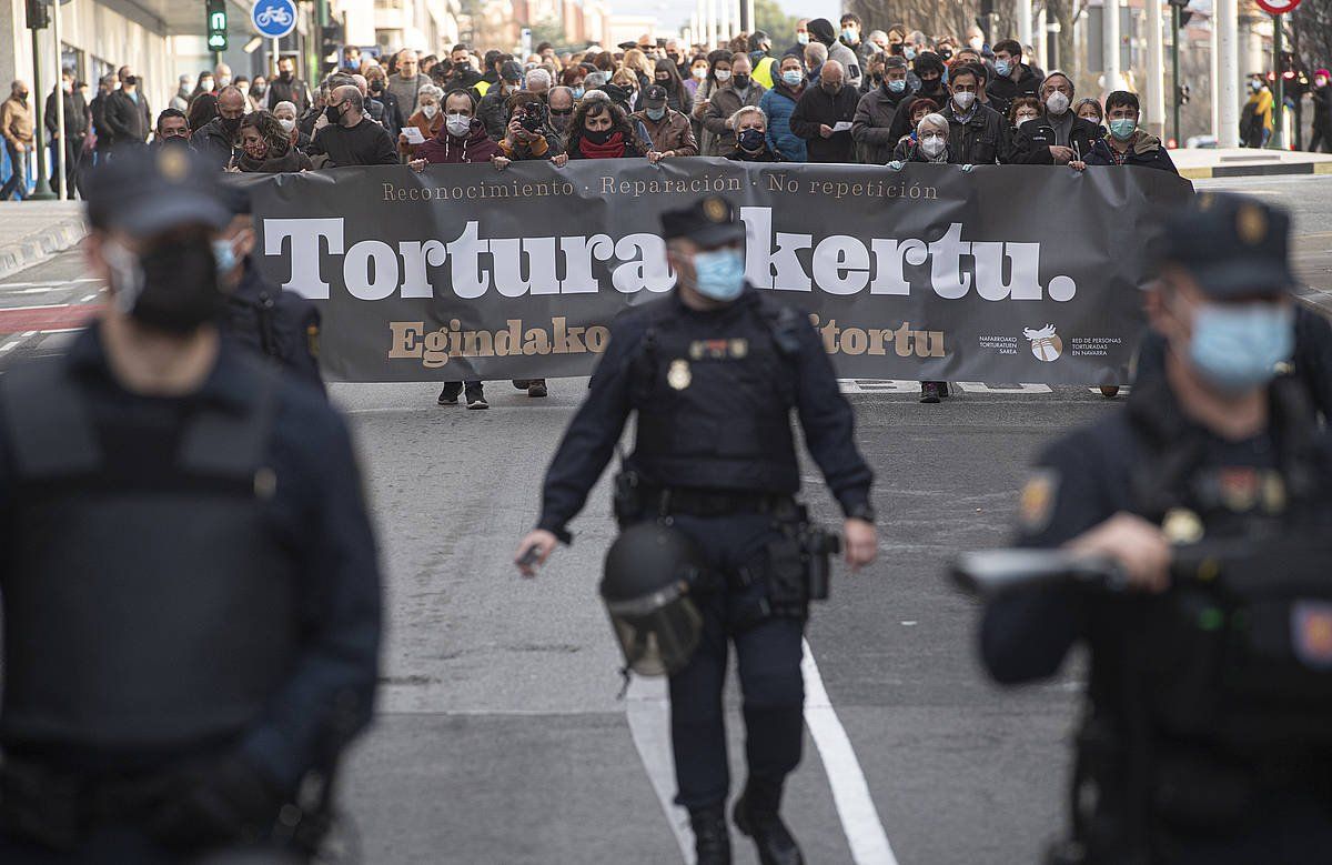 Torturak salatzeko mobilizazio bat, Iruñean. JAGOBA MANTEROLA / FOKU