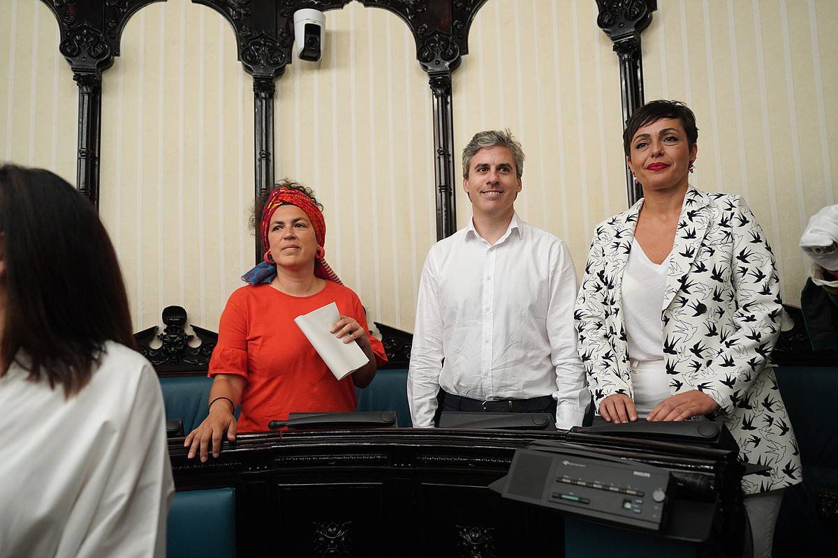 Amancay Villalba, Unai Fernandez de Betoño eta Rocio Vitero EH Bilduko zinegotziak udalbatzan, artxiboko irudian. ENDIKA PORTILLO/ FOKU