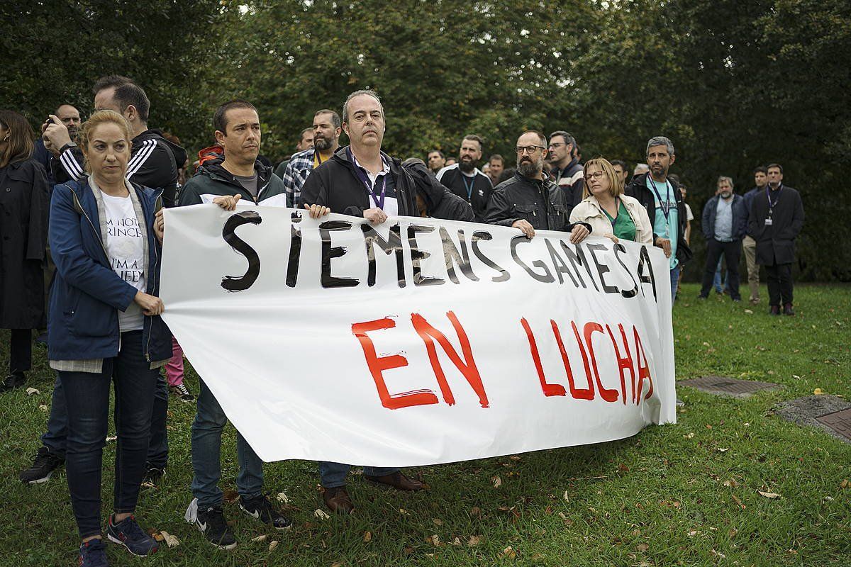Siemens Gamesako langileek urrian egindako protesta bat, Zamudion (Bizkaia). ARITZ LOIOLA / FOKU