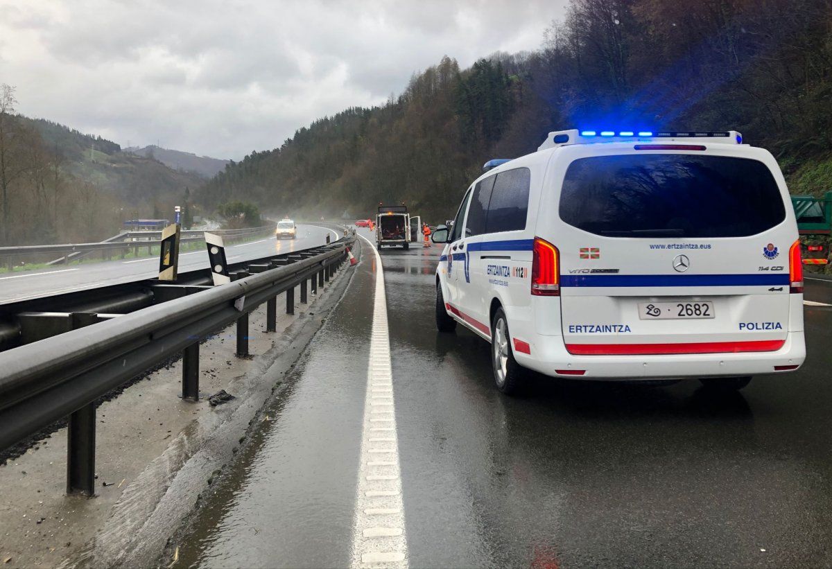 Irunen (Gipuzkoa) gaur arratsaldean izandako auto istripua. ERTZAINTZA