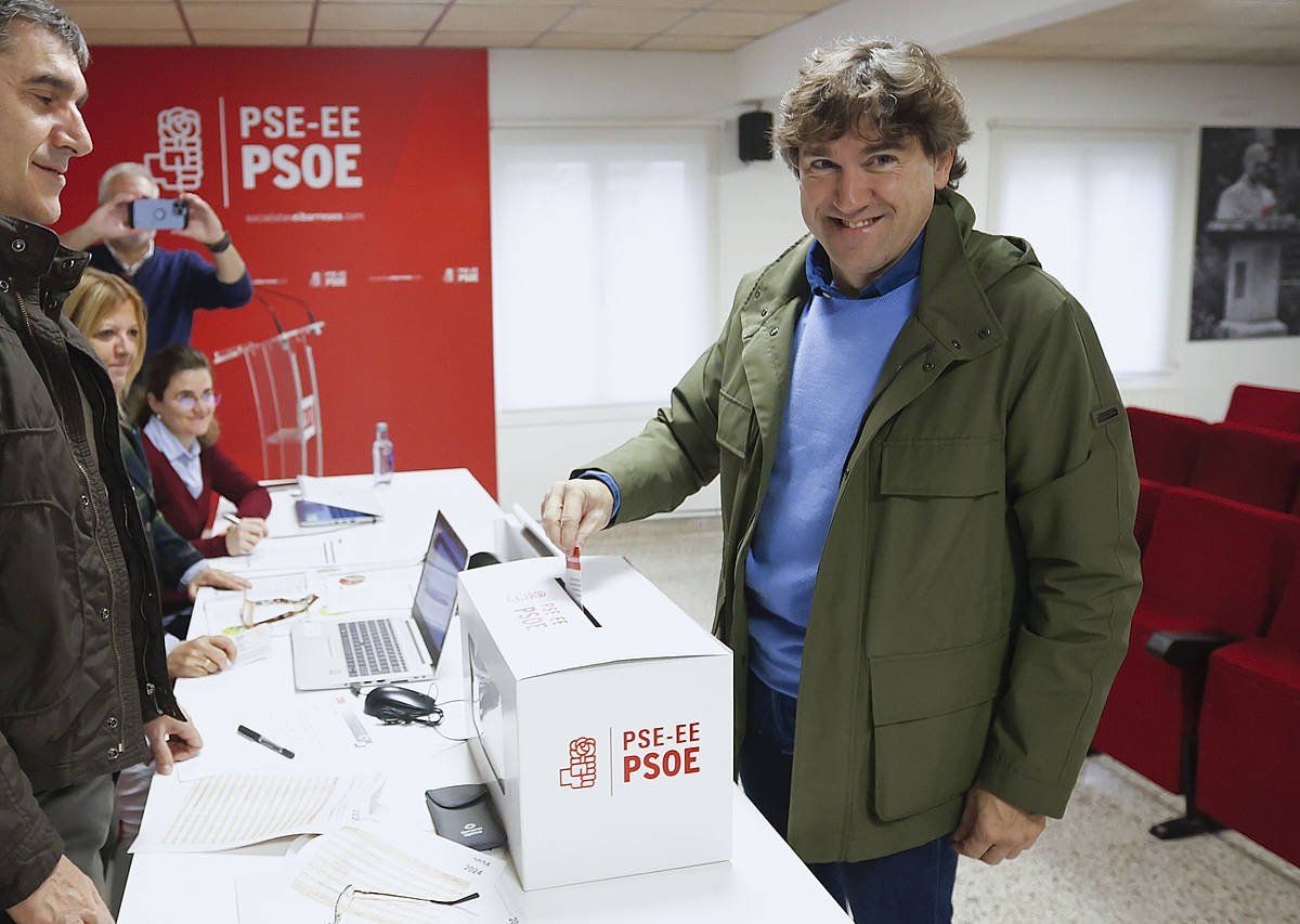 Eneko Andueza botoa ematen, atzo, Eibarren (Gipuzkoa). JAVI COLMENERO / EFE