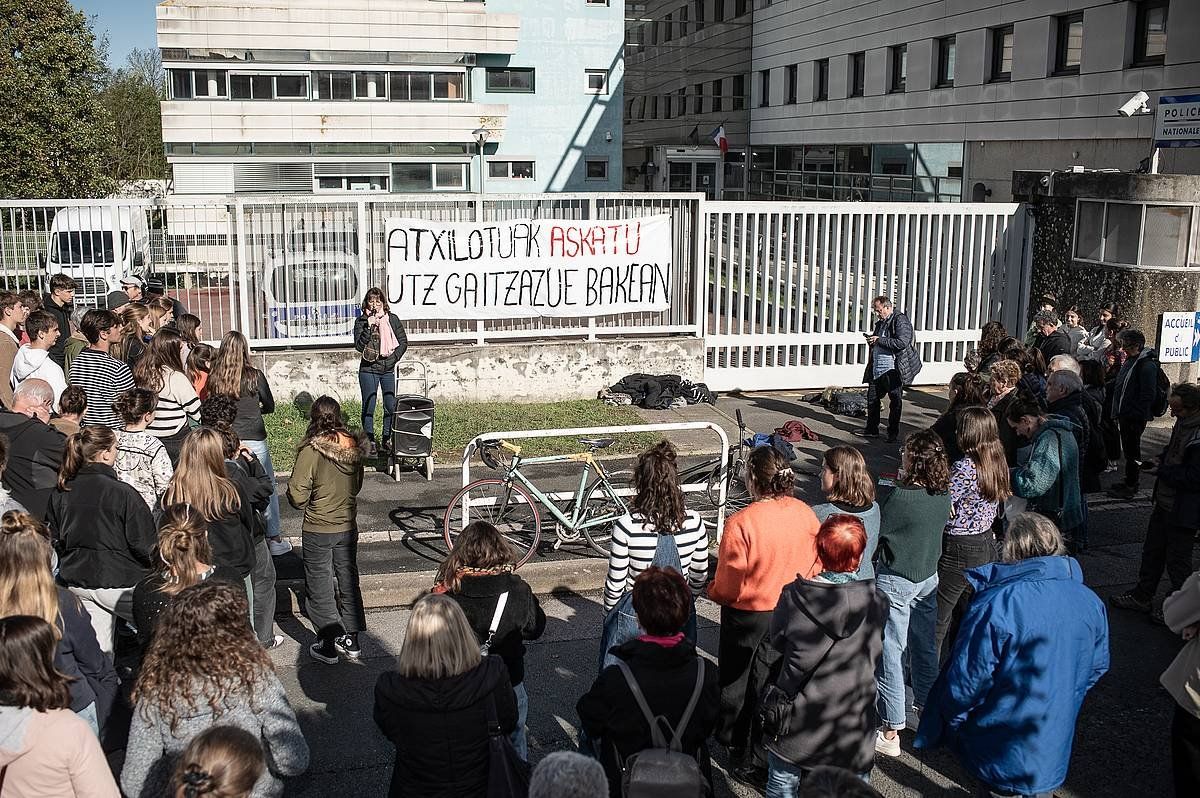 Elkarretaratzea Baionako komisaldegiaren aitzinean, Ostiako atxilotuen alde. PATXI BELTZAIZ