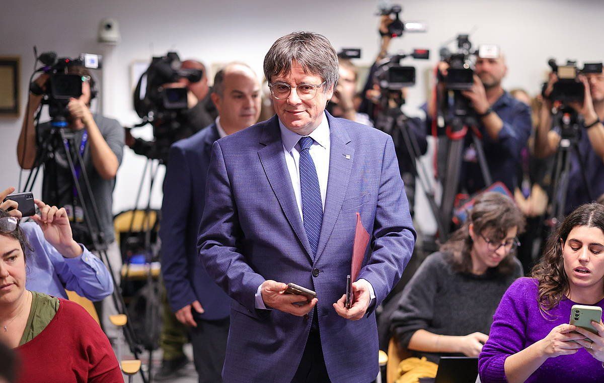 Puigdemont, arratsaldeko lehen orduan egin duen agerraldian. OLIVIER MATTHYS, EFE