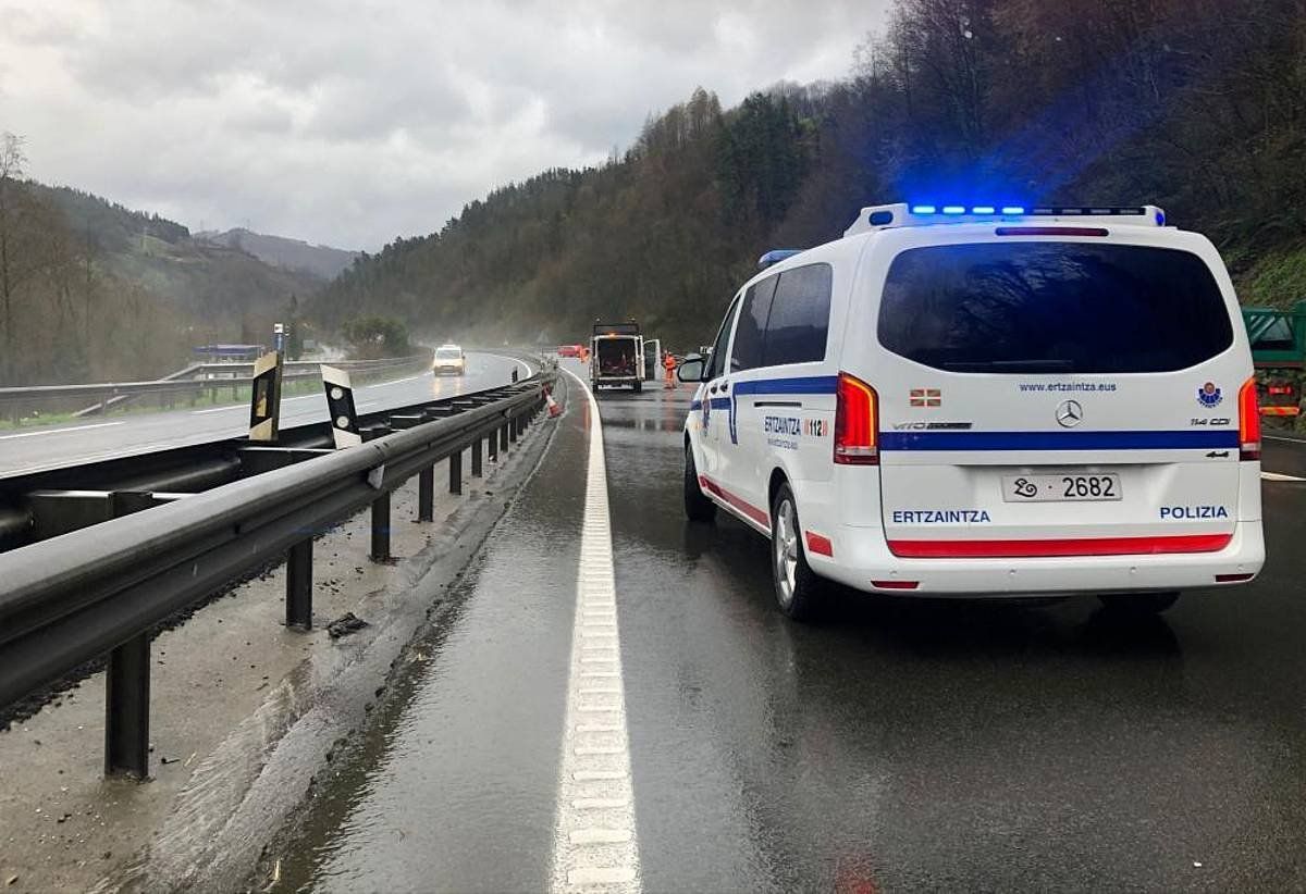 Ertzaintza trafiko istripu bat artatzen. ERTZAINTZA