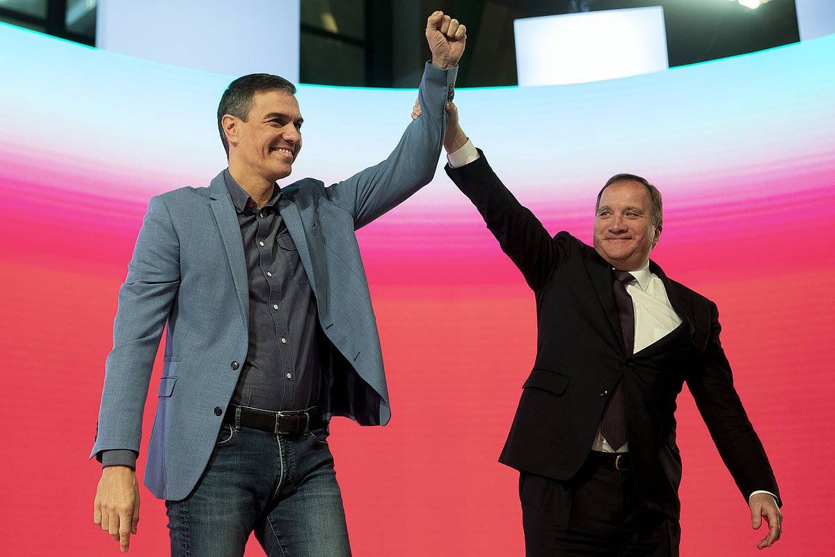 Pedro Sanchez Europako Sozialistak taldeko buru Stefan Loefvenekin, larunbatean. JORGE ZAPATA / EFE