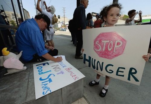 Elikagai bonuak desagertzearen aurkako protesta, ekainean, Los Angeles hirian.