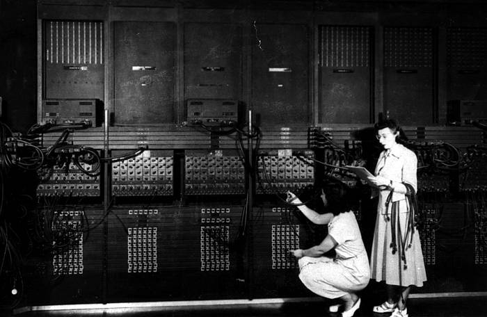 ENIACen programatzaileetako bi, Gloria Ruth Gordon eta Ester Gerston.