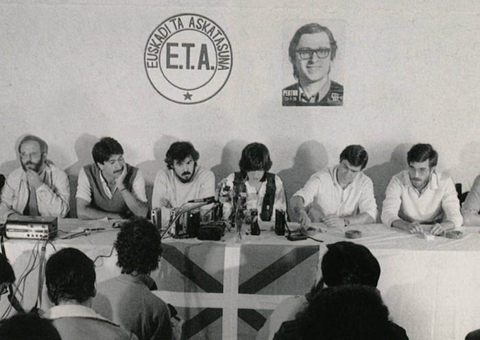 ETA (pm) erakundeko buruzagien prentsaurrekoa, beren desegitearen berri emateko, 1982an. EFE