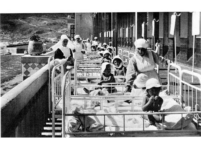 Gorlizko sendategian polioa zuten haurrak eguzki bainuak hartzen ageri dira 1964ko argazki honetan. Karitateko alabek tratu makurra ematen zieten. AUÑAMENDI FUNDAZIOA-EUSKOMEDIA