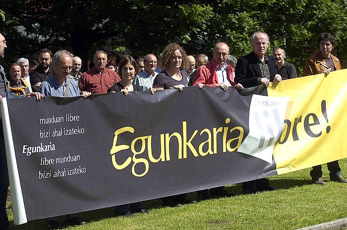 Elkarretaratzea Martin Ugalde Kultur Parkean, 2009ko maiatzean, Joan Mari Torrealdaik, Iñaki Uriak eta Txema Auzmendik 'Egunkaria auziko' atal ekonomikoagatik deklaratu ostean. IMANOL OTEGI / ARGAZKI PRESS