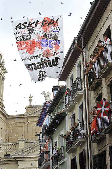 Curia kalean pankarta jarri dute. IKER TUBIA