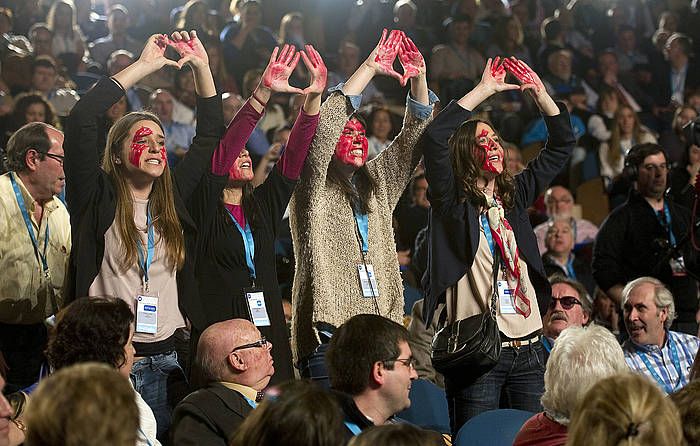 Abortuaren erreformaren kontrako emakume batzuk martxoan Rajoyren aurrean egin zuten protesta. JUAN CARLOS RUIZ, ARGAZKI PRESS