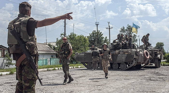 Ukrainako soldaduak, Donetsk inguruan. SERGEY POLEZHAKA / EFE